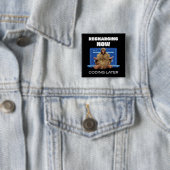 Grappige Bigfoot-programmeur die later codeert na Vierkante Button 5,1 Cm (In situ)
