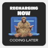 Grappige Bigfoot-programmeur die later codeert na  Vierkante Sticker (Voorkant)