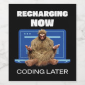 Grappige Bigfoot-programmeur die later codeert na Wijn Etiket (Enkel label)
