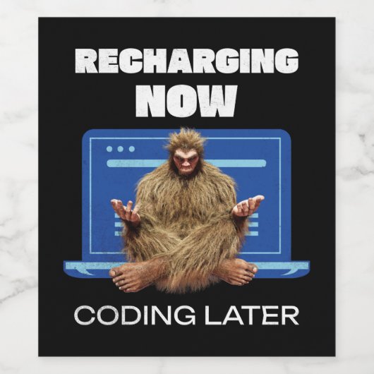 Grappige Bigfoot-programmeur die later codeert na Wijn Etiket (Enkel label)