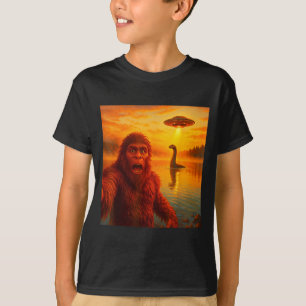 Grappige Bigfoot Selfie Met Loch Ness Monster En U T-shirt