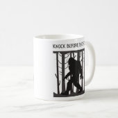 Grappige Bigfoot silhouet kloppen voor het invoere Koffiemok (Voorkant rechts)