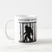Grappige Bigfoot silhouet kloppen voor het invoere Koffiemok (Links)