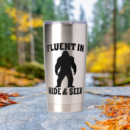 Grappige Bigfoot - Vloeiend in Verstoppertje spele Geïsoleerde Drinkbeker