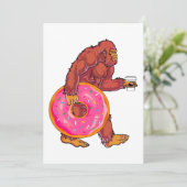 Grappige Bigfoot Walking met Grote Donut en Koffie Feestdagenkaart (Staand voorkant)