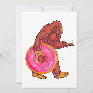Grappige Bigfoot Walking met Grote Donut en Koffie Feestdagenkaart