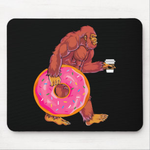 Grappige Bigfoot Walking met Grote Donut en Koffie Muismat