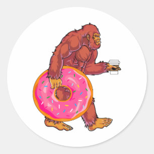 Grappige Bigfoot Walking met Grote Donut en Koffie Ronde Sticker