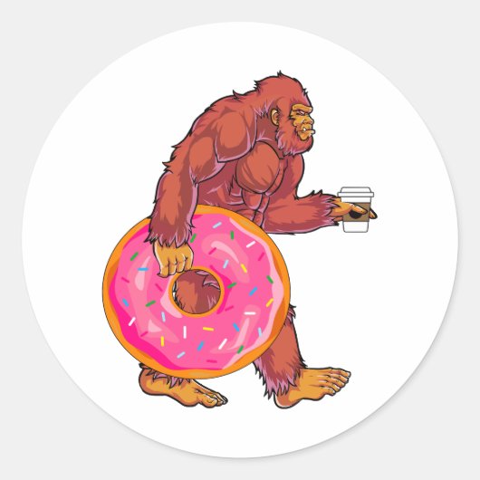 Grappige Bigfoot Walking met Grote Donut en Koffie Ronde Sticker (Voorkant)