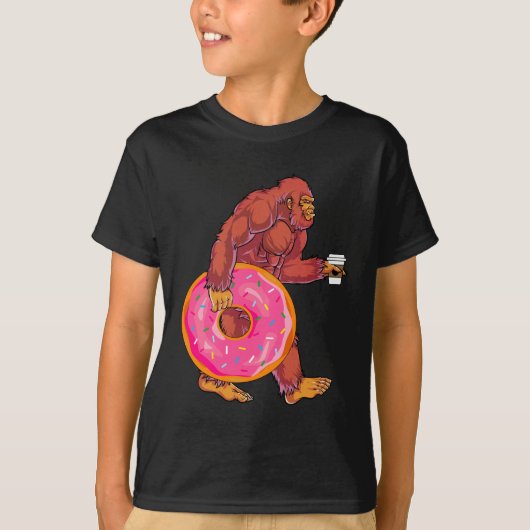 Grappige Bigfoot Walking met Grote Donut en Koffie T-shirt (Voorkant)