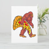 Grappige Bigfoot Wandelen met grote pizza slice Feestdagenkaart (Staand voorkant)