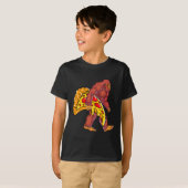 Grappige Bigfoot Wandelen met grote pizza slice T-shirt (Voorkant volledig)