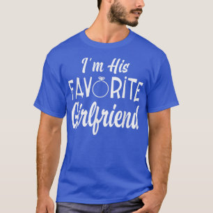 Grappige bijna bruid is verloofd in zijn favoriet t-shirt