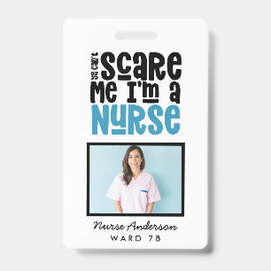 Grappige blauwe vrouwelijke verpleegster typografi badge
