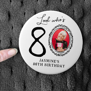 Grappige blik wie is 80! Foto 80ste verjaardag Ronde Button 7,6 Cm