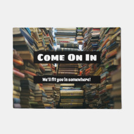 Grappige boekenliefhebbers welkom met stapels boek deurmat