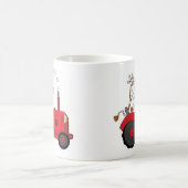 Grappige boerderijkoe op tractor gepersonaliseerd koffiemok (Center)