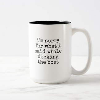 Grappige boot jachten zeiler witte aanlegplaats bo tweekleurige koffiemok