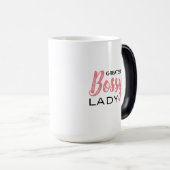 Grappige Boss Lady Roze Wit Typografie Magische Mok (Voorkant rechts)