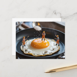 Grappige bouwvakker die eieren fixeert die zout gi briefkaart