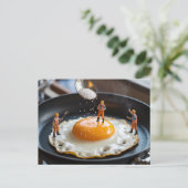 Grappige bouwvakker die eieren fixeert die zout gi briefkaart (Staand voorkant)