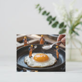 Grappige bouwvakkers repareren eieren briefkaart (Staand voorkant)