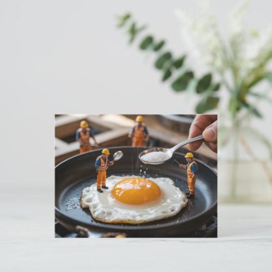 Grappige bouwvakkers repareren eieren briefkaart (Staand voorkant)