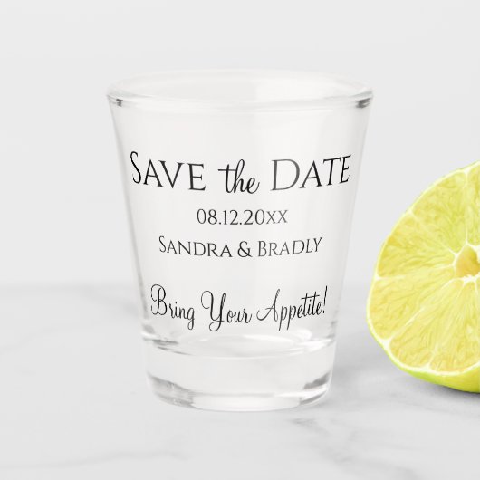 Grappige bruiloft Save the Date Zwart Wit Typograf Shot Glas (Voorkant)