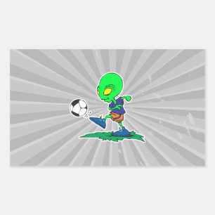 grappige buitenaardse voetballer die tegen een bal rechthoekige sticker