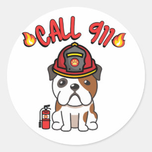 Grappige bulldog is een brandweerman ronde sticker