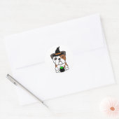 Grappige bulldog is een heks ronde sticker (Envelop)