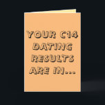 Grappige c14 dating gelukkige verjaardag kaart<br><div class="desc">"Je C14-datingresultaten zijn in ...  je bent niet oud,  je bent oud! Gefeliciteerd!" Dit leuke wenskaart is ideaal voor een archeoloog of een vriend van een antropoloog met een groot gevoel voor humor!</div>