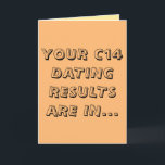 Grappige c14 dating gelukkige verjaardag kaart<br><div class="desc">"Je C14-datingresultaten zijn in ...  je bent niet oud,  je bent oud! Gefeliciteerd!" Dit leuke wenskaart is ideaal voor een archeoloog of een vriend van een antropoloog met een groot gevoel voor humor!</div>