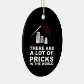 Grappige cadeau naaien quilters Pricks in de werel Keramisch Ornament (Rechts)