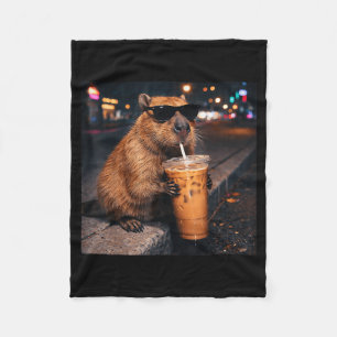 Grappige capybara die ijskoude koffie drinkt dierl fleece deken