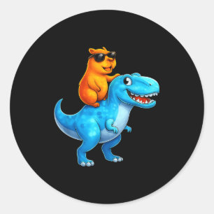 Grappige Capybara die op een dinosaurus rijdt, op  Ronde Sticker