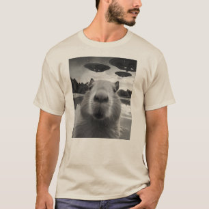 Grappige Capybara Maakt Selfie met Buitenaardse UF T-shirt