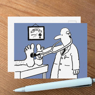 Grappige cartoon dokter gebruikt stethoscoop op pa briefkaart