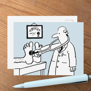 Grappige cartoon dokter gebruikt stethoscoop op pa briefkaart