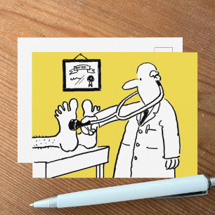 Grappige cartoon dokter gebruikt stethoscoop op pa briefkaart