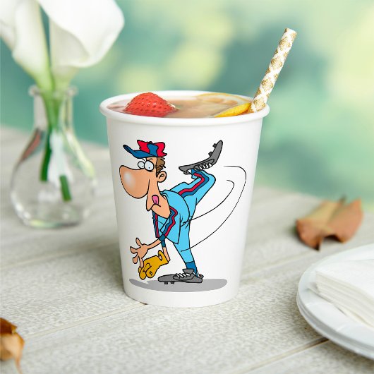 Grappige Cartoon honkbal werper gooien van een Fas Papieren Bekers