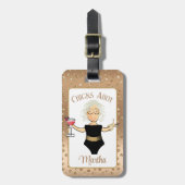 Grappige Cartoon Rijpere Vrouw Cruise Strand Tropi Bagagelabel (Voorkant verticaal)