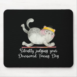 Grappige Cat Yoga Quotes Zwijgend Oordelen Muismat
