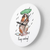 Grappige cavia houden glimlachende regen dansende grote klok (Hoek)