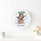 Grappige cavia houden glimlachende regen dansende grote klok (Huis)