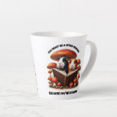 Grappige cavia's die onder rode paddenstoelen leze latte mok (Rechterhoek)