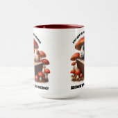 Grappige cavia's die onder rode paddenstoelen leze mok (Midden)