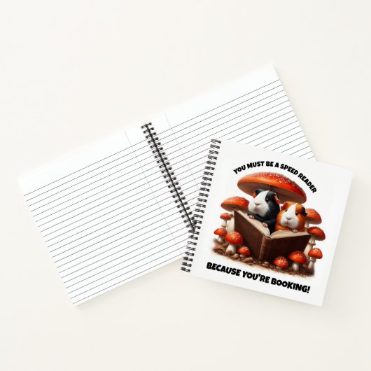Grappige cavia's die onder rode paddenstoelen leze notitieboek (Binnen)