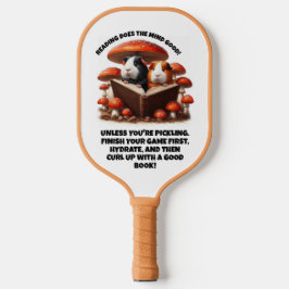 Grappige cavia's die onder rode paddenstoelen leze pickleball paddle