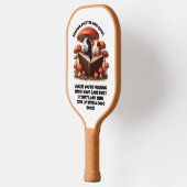 Grappige cavia's die onder rode paddenstoelen leze pickleball paddle (Links)